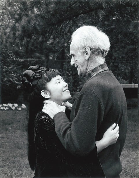 Yayoi Kusama with Joseph Cornell in New York (1970). Courtesy Yayoi Kusama Studio, Inc.