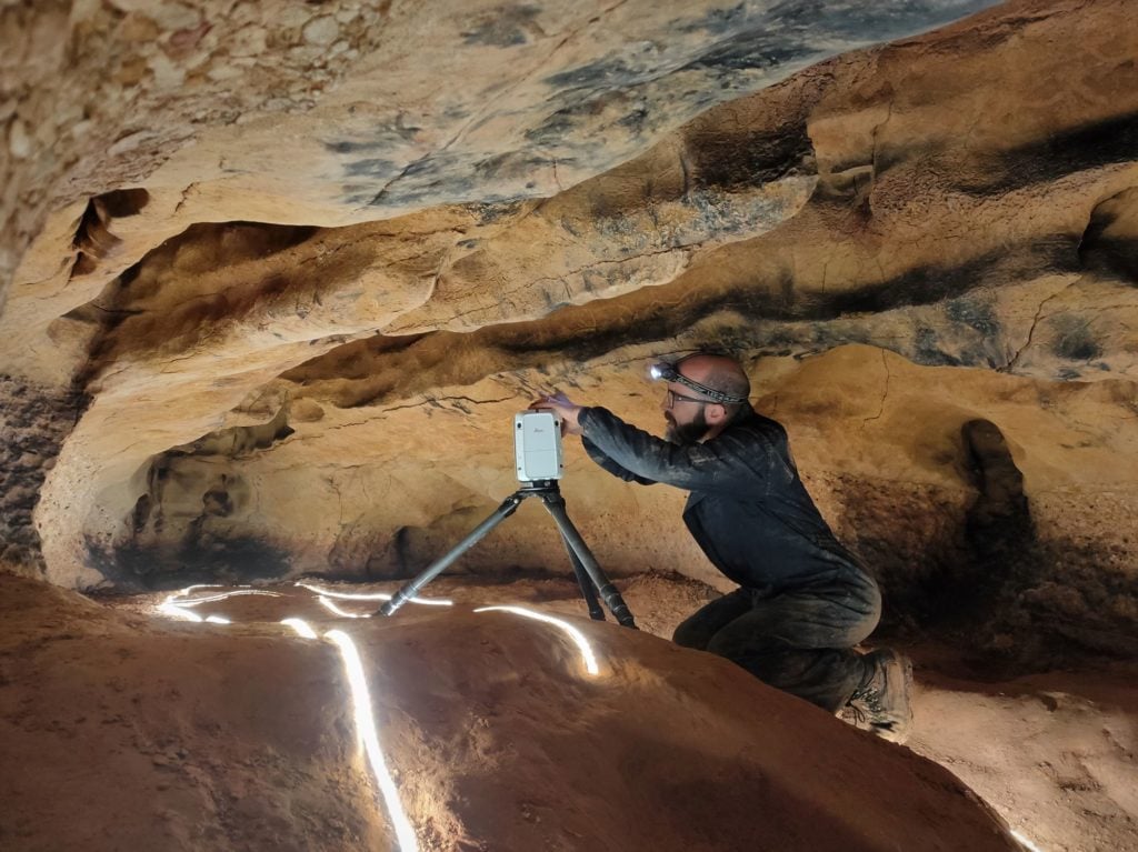 Scanning cave art at Font Major.