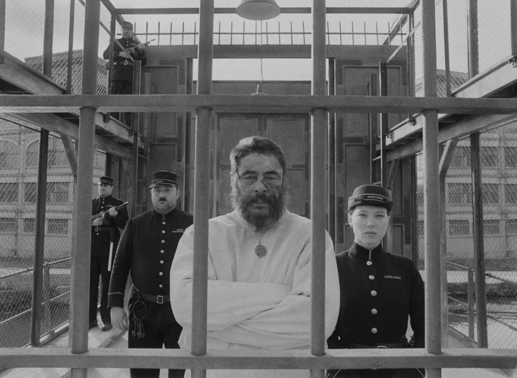 Benicio del Toro (center) as incarcerated artist Moses Rosenthaler. Courtesy of Fox Searchlight Pictures.