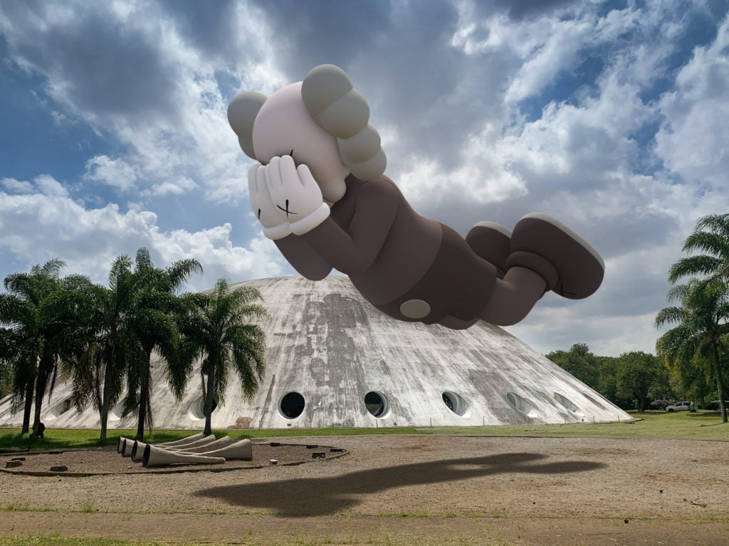 KAWS, COMPANION (EXPANDED) in Sao Paulo, 2020, augmented reality. Courtesy: KAWS and Acute Art.