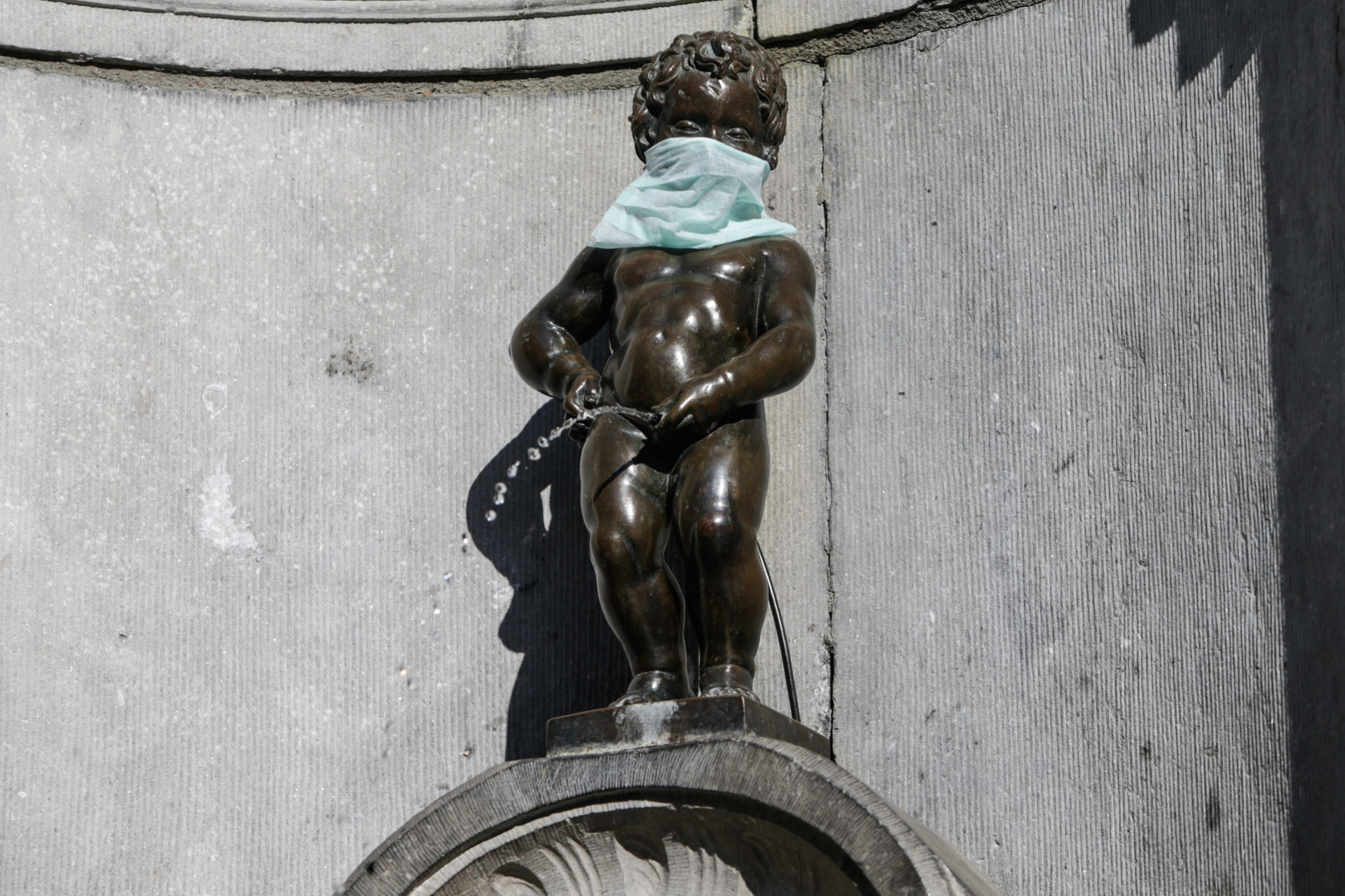 Мальчик писает на девушку. Бельгия Маннекен Пис. Маннекен Пис статуя Брюссель. Скульптура в Бельгии Manneken Pis. Писающий мальчик памятник в Брюсселе.