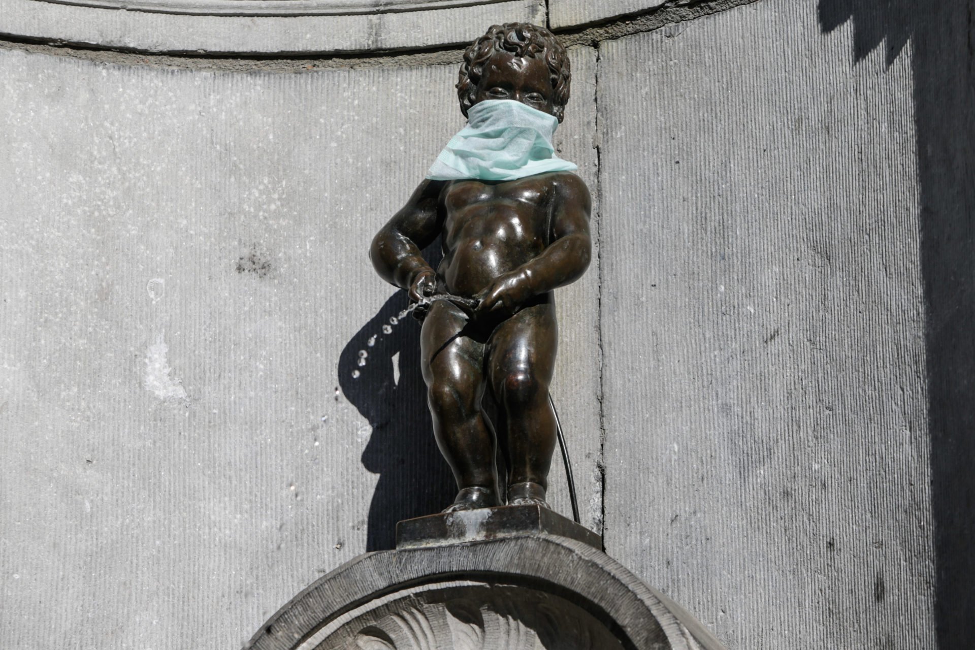 Где статуя писающего мальчика. Бельгия Manneken-Pis. Маннекен Пис статуя Брюссель. Писающий мальчик Бельгия. Статуя писающего мальчика в Бельгии.