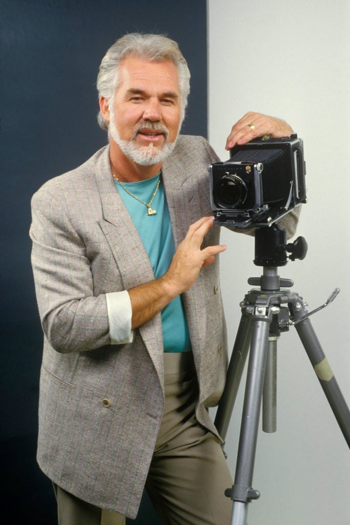 Country music singer, actor and photographer, Kenny Rogers, poses during a 1986 Los Angeles, California, studio portrait session. Photo: George Rose/Getty Images.