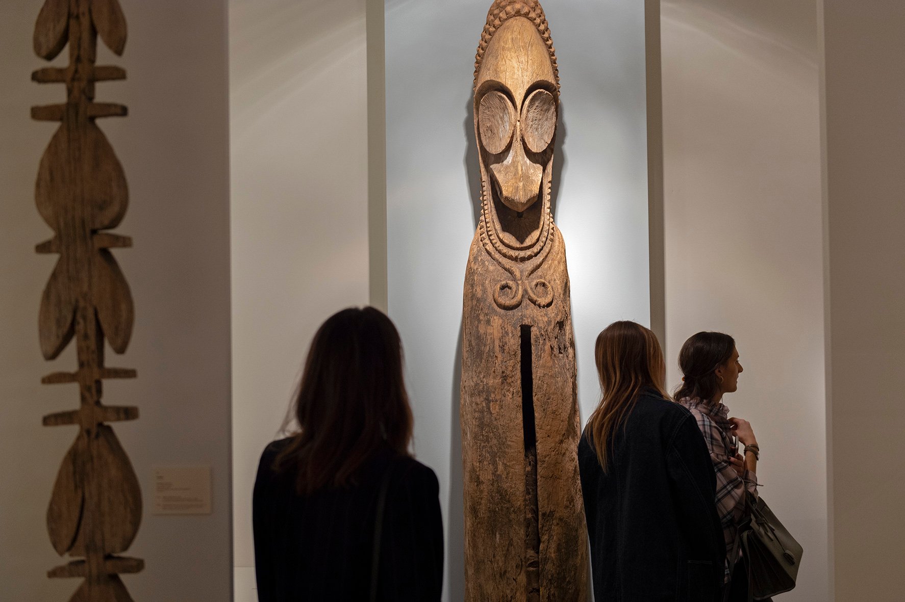 Grusenmeyer-Woliner's booth of Asian art, triba art, and other antiquities at BRAFA 2020. Photo ©Emmanuel Crooy, courtesy of BRAFA.