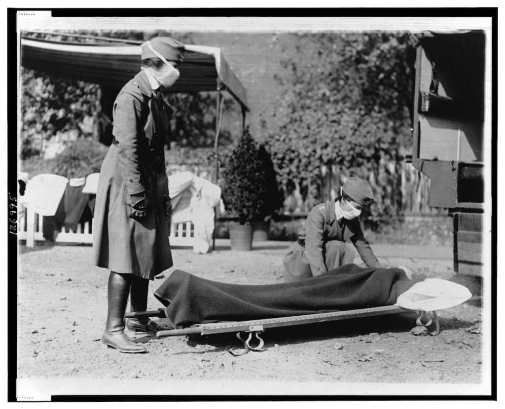 Manifestation à la station de sauvetage de la Croix-Rouge à Washington, DC, pendant la grippe pandémique de 1918. Avec l'aimable autorisation de la National Photo Company Collection, Division des estampes et des photographies de la Bibliothèque du Congrès.