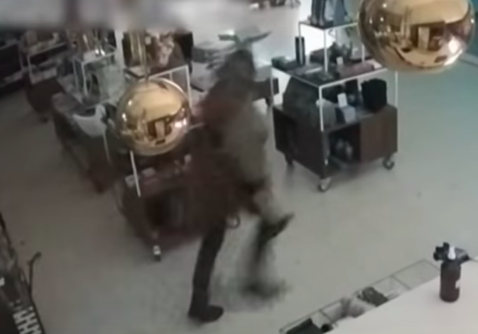 Security footage of the theft at the Singer Laren Museum in March of 2020.