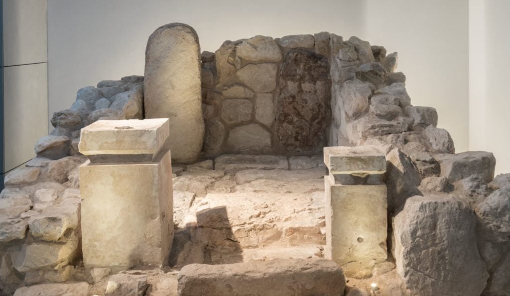 Frontal view of the cella of the shrine at Arad, as rebuilt in the Israel Museum from the original archaeological finds. Photo courtesy of the Israel Antiquities Authority, ©the Israel Museum, by Laura Lachman.