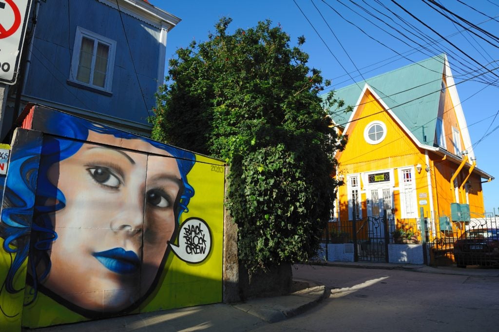 Mural painting and graffitis in the historic city of Valparaiso, Chile. Courtesy of Getty Images. Photo by Frédéric Solta.