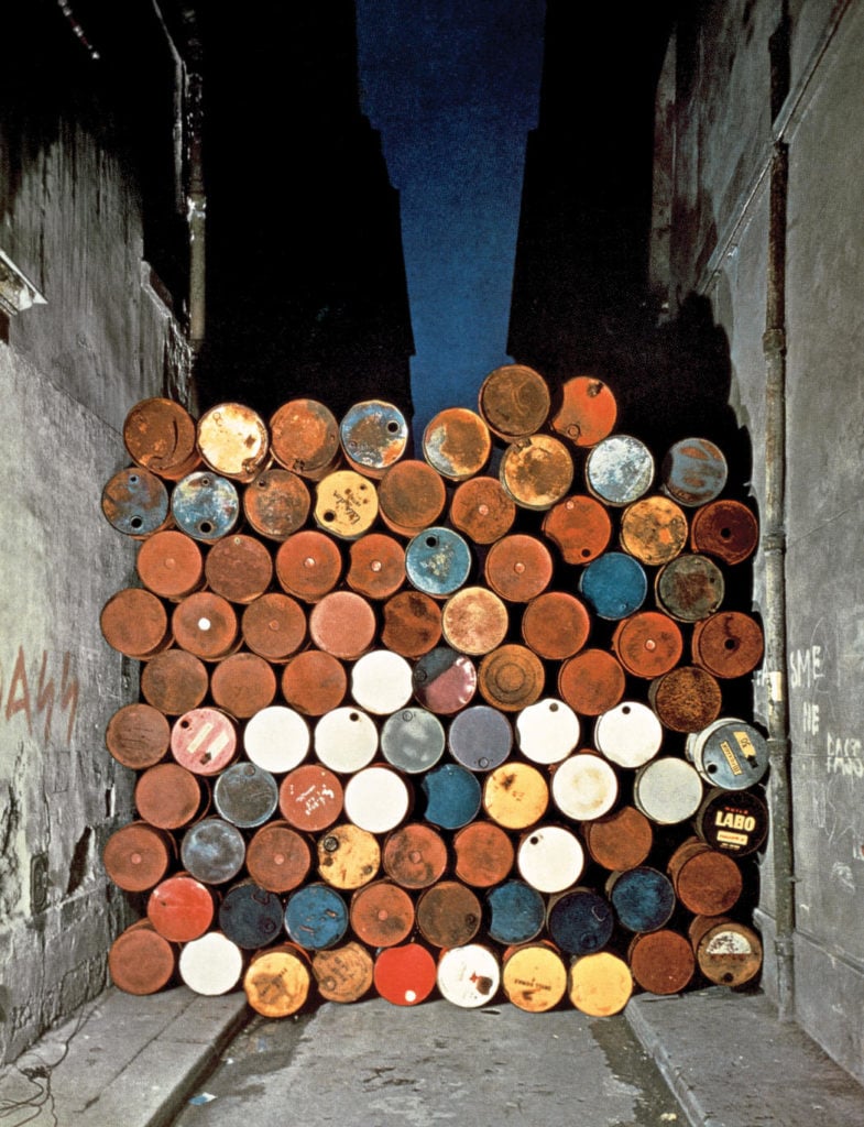 Christo e Jeanne-Claude, Muro dos barris de petróleo - A cortina de ferro (1961–62), Rue Visconti, Paris. Foto de Jean-Dominique Lajoux, © 1962 Christo.