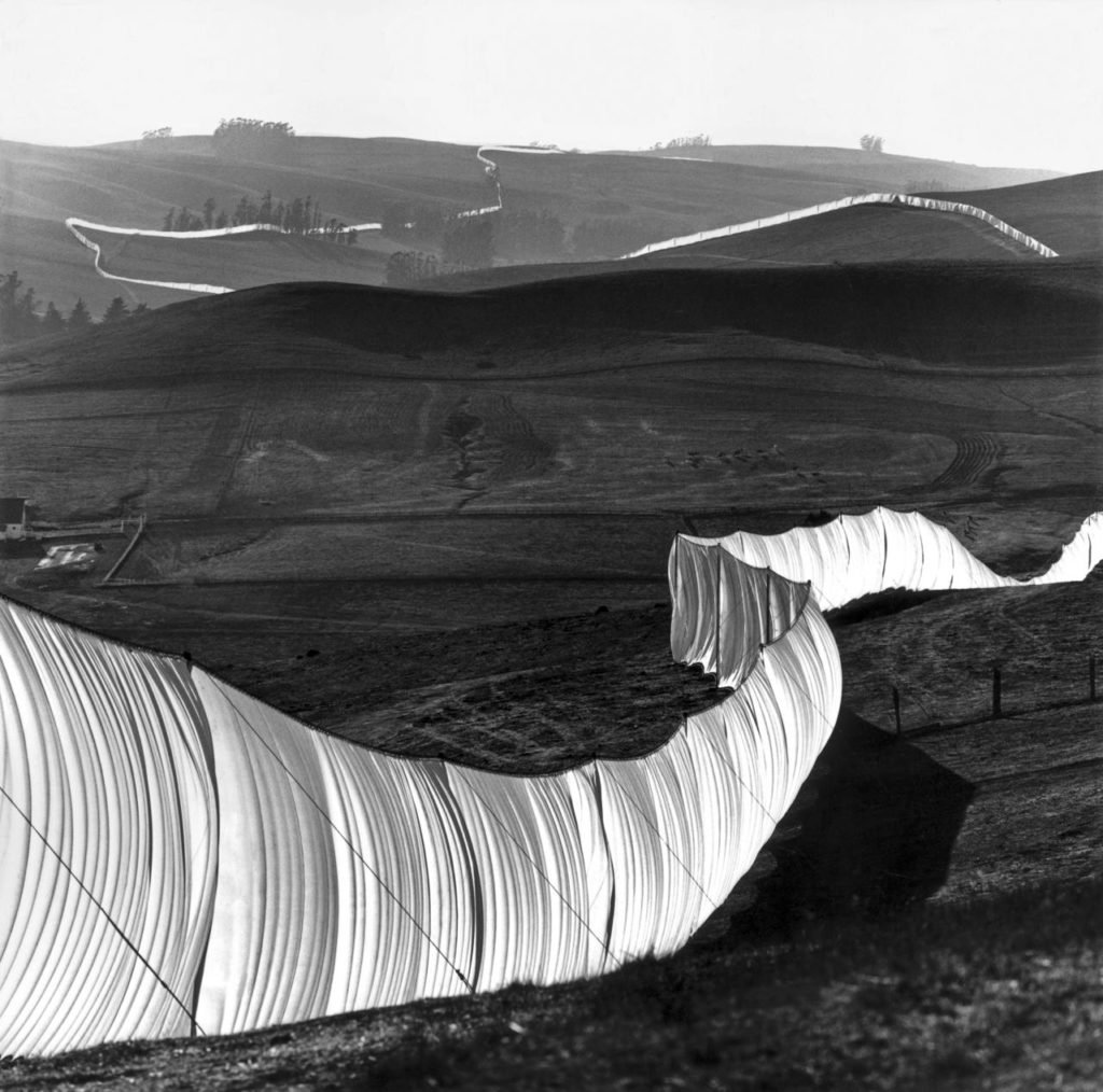 Christo e Jeanne-Claude, Running Fence, Condados de Sonoma e Marin, Califórnia, (1972-76). Foto de Wolfgang Volz © 1976 Christo.