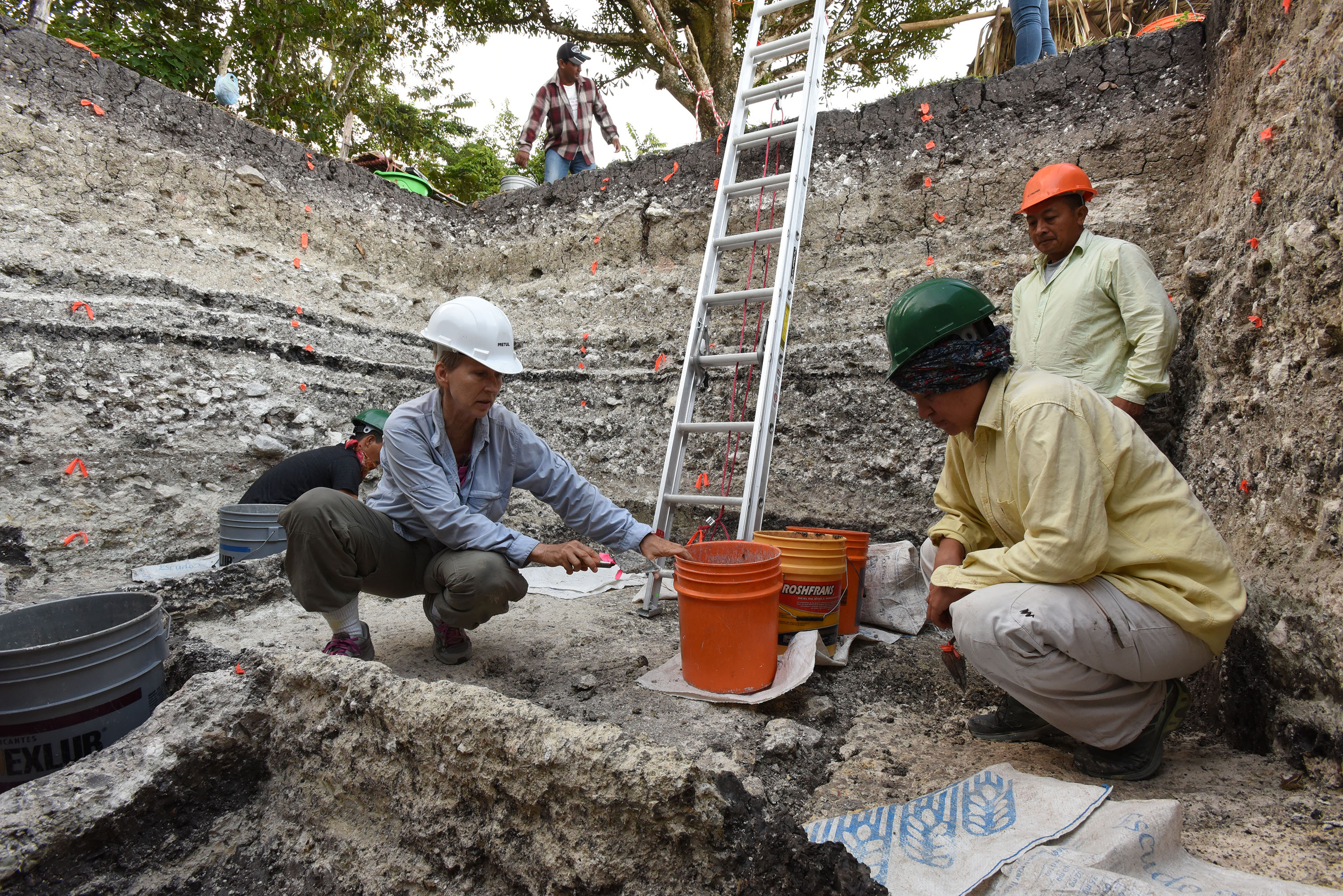 Daniela Triadan (left) and Veronica Vazquez (right) excavating at Aguada Fenix. Courtesy of Takeshi Inomata.