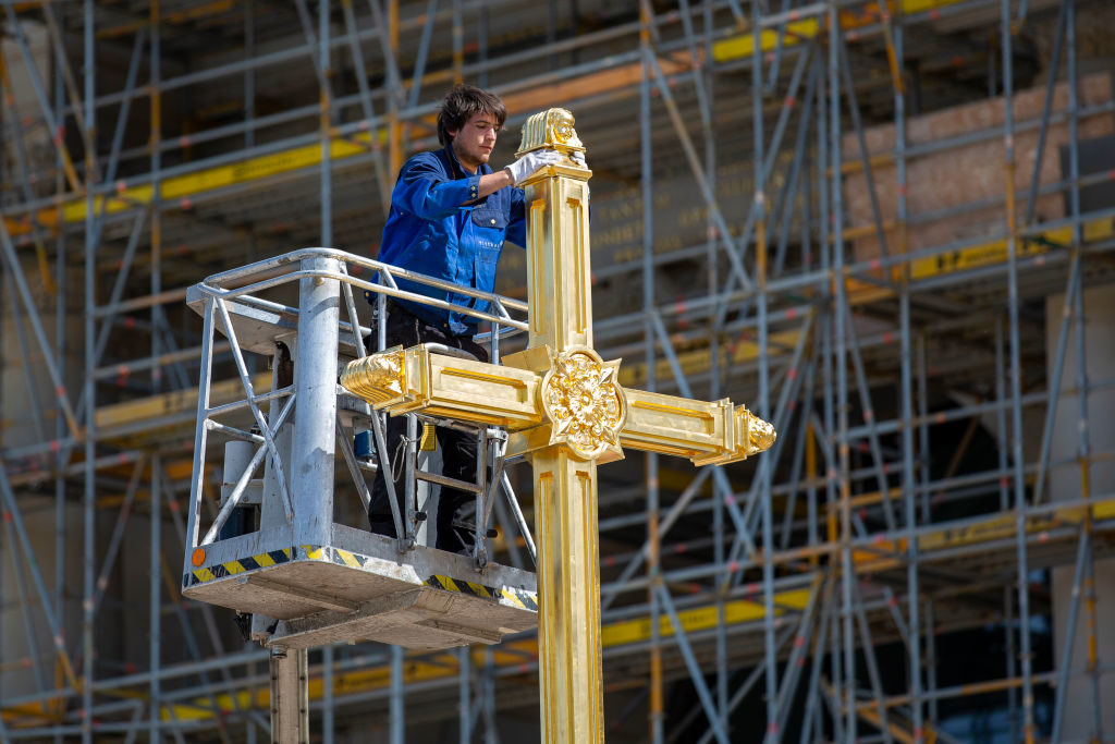 The cross being lifted atop the Humboldt Forum in Berlin. Photo: Bernd von Jutrczenka/dpa via Getty Images.