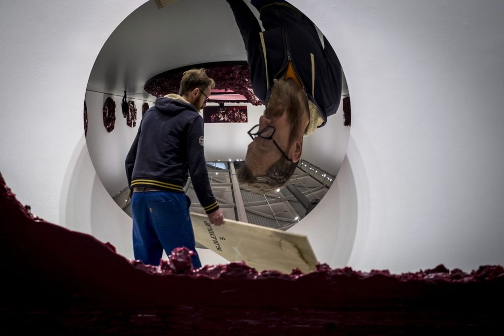 Technicians install a work by Anish Kapoor as part of an exhibition in Saint-Etienne on November 9, 2017. (Photo: JEAN-PHILIPPE KSIAZEK/AFP via Getty Images)