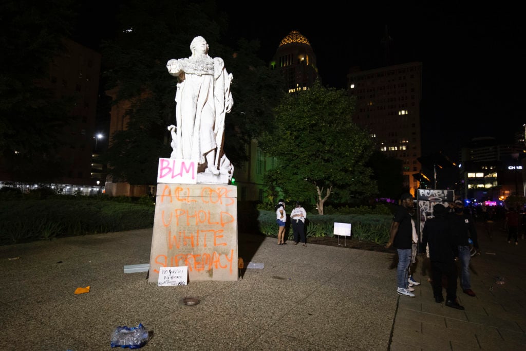 A vandalized statue of Louis XVI stands in downtown as protests dwindle on May 29, 2020 in Louisville, Kentucky. Photo by Brett Carlsen/Getty Images.