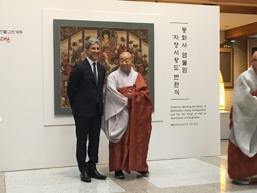LACMA Director Michael Govan and Venerable Monk Jeong-hyun a ceremony for the restitution of a Buddhist artwork in Seoul, Korea, 2017. Courtesy of LACMA.