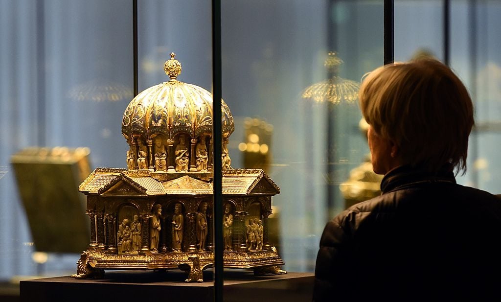 The Guelph Treasure displayed at the Kunstgewerbemuseum (Museum of Decorative Arts) in Berlin. Photo by Tobias Schwarz/AFP via Getty Images.