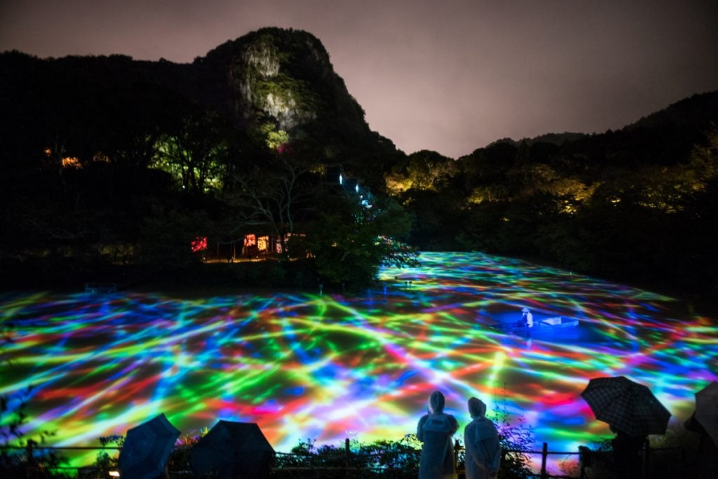 teamLab, Drawing on the Water Surface Created by the Dance of Koi and Boats– Mifuneyama Rakuen Pond, (2015). © teamLab, courtesy Pace Gallery.