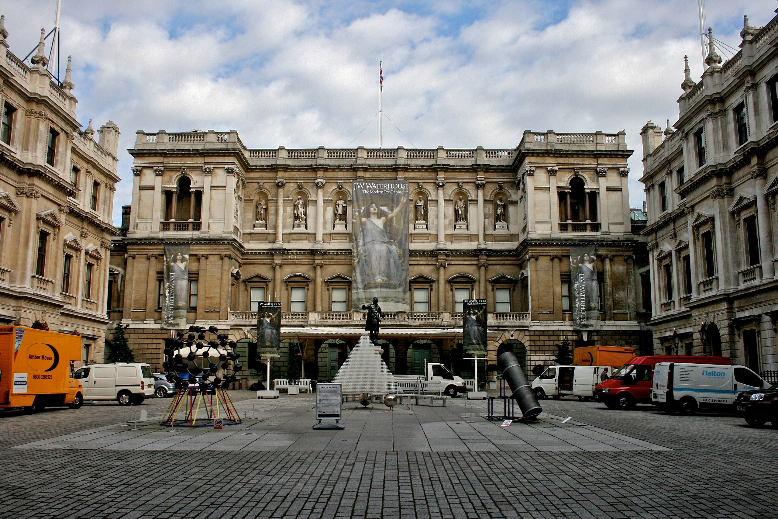 Royal Academy of Arts, London. Photo by Mike Peel, Creative Commons Attribution-Share Alike 4.0 International license.