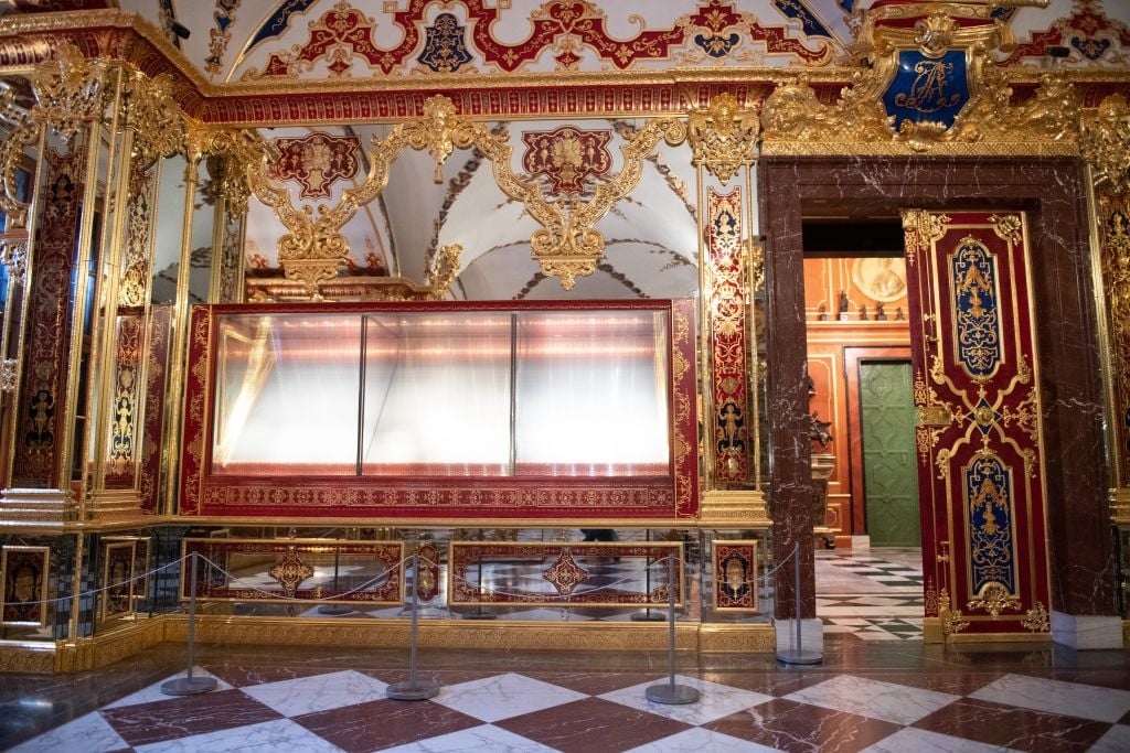 The empty display case in the Jewel Room in the Historic Green Vault in the Dresden Palace of the Dresden State Art Collections (SKD). Photo by Sebastian Kahnert/picture alliance via Getty Images.