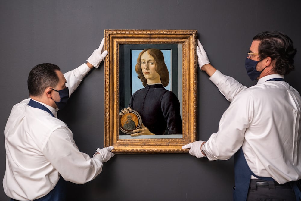 Sandro Botticelli, Jeune homme tenant une cocarde.  Image reproduite avec l'aimable autorisation de Sotheby's.