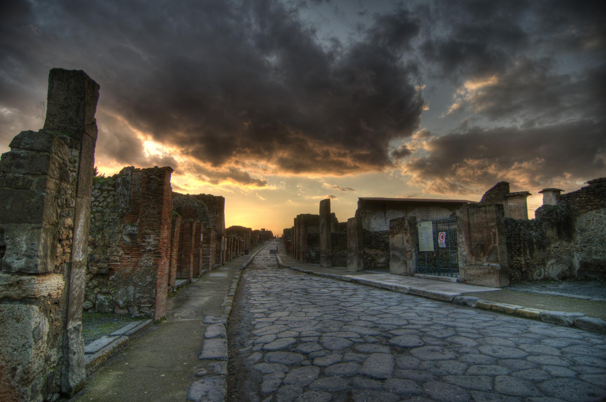 Pompeii at dusk. Photo by Sergio Morchon, Creative Commons Attribution-NonCommercial-NoDerivs 2.0 Generic license.