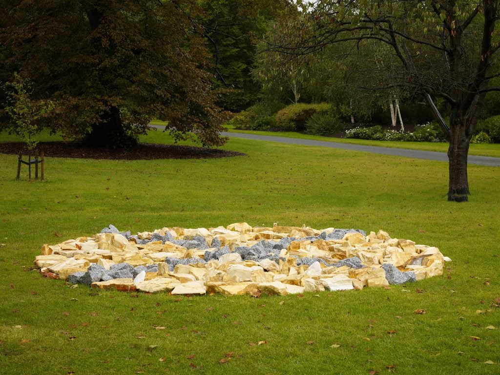 Richard Long, Circle for Sally (2016). Lisson Gallery, Frieze Sculpture 2020. Photo by Stephen White. Courtesy of Stephen White/Frieze.