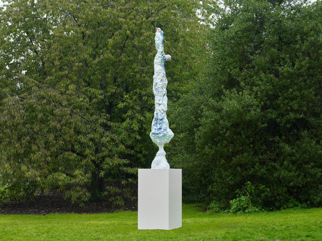 Rebecca Warren, Aurelius (2017 – 2019). Galerie Max Hetzler, Frieze Sculpture 2020. Photo by Stephen White. Courtesy of Stephen White/Frieze.