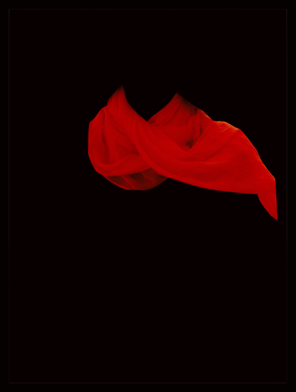 Алый платок читать. Красный шарф Эстетика. Шарф Эстетика. Красный платок Эстетика. Платки Эстетика.
