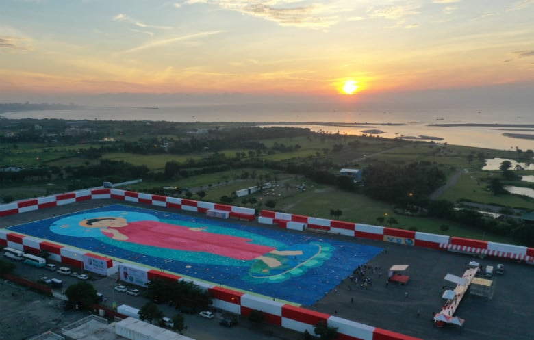 Hung Chi-Sung made the world's largest painting in 2019. Photo courtesy of Guinness World Records. 