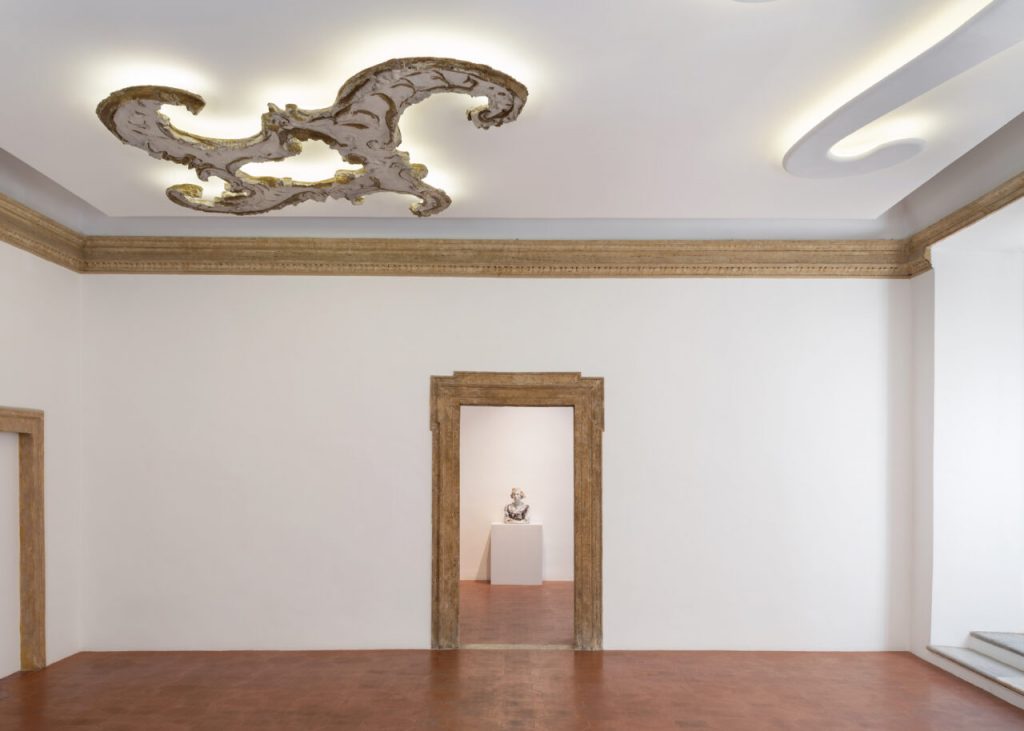 Installation view "Lucio Fontana | Osvaldo Borsani," 2020. Courtessy of Galleria Mattia de Luca.