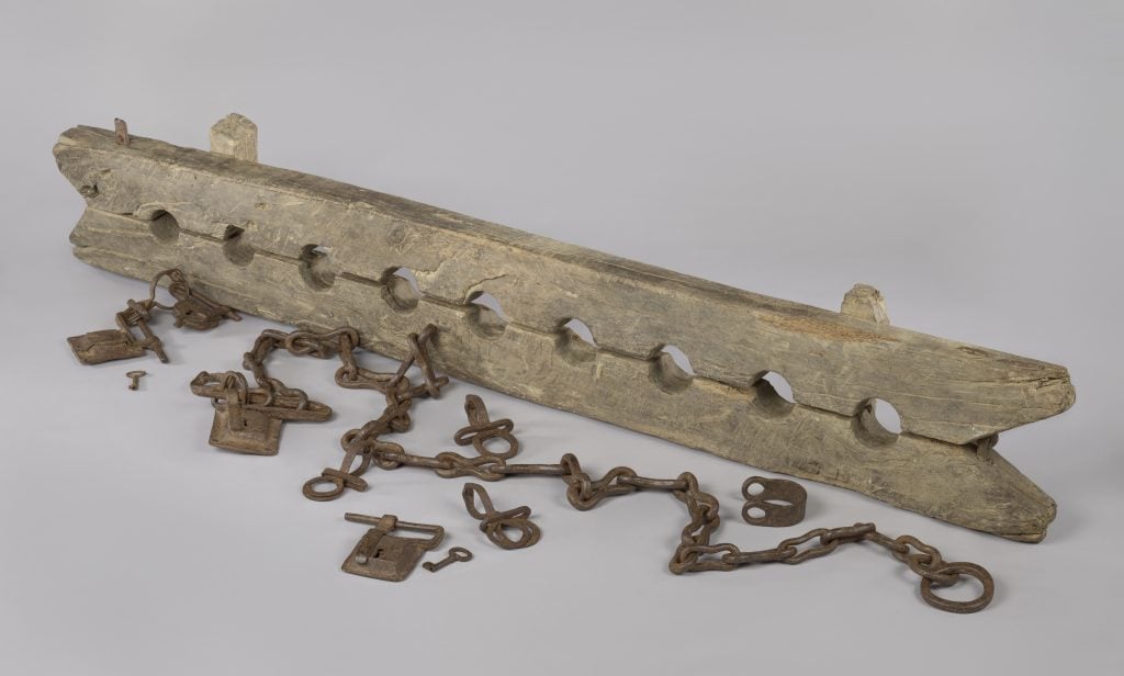 Nieznane, wiele kajdanek na nogi do łańcuchów niewolników, z 6 luźnymi kajdankami, około 1600-1800.  Amsterdam, Rijksmuseum, prezent od pana JW de Keijzera, Gouda.