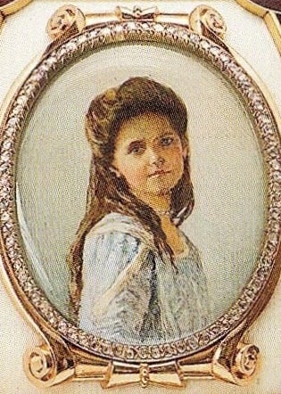 The portrait of Grand Duchess Maria on the Wedding Anniversary Egg of 1904. It appears to be based on a 1910 photo of Maria that inspired court miniaturist Valery Zuev’s Maria medallion for Fabergé’s Fifteenth Anniversary Egg in 1911 (below).