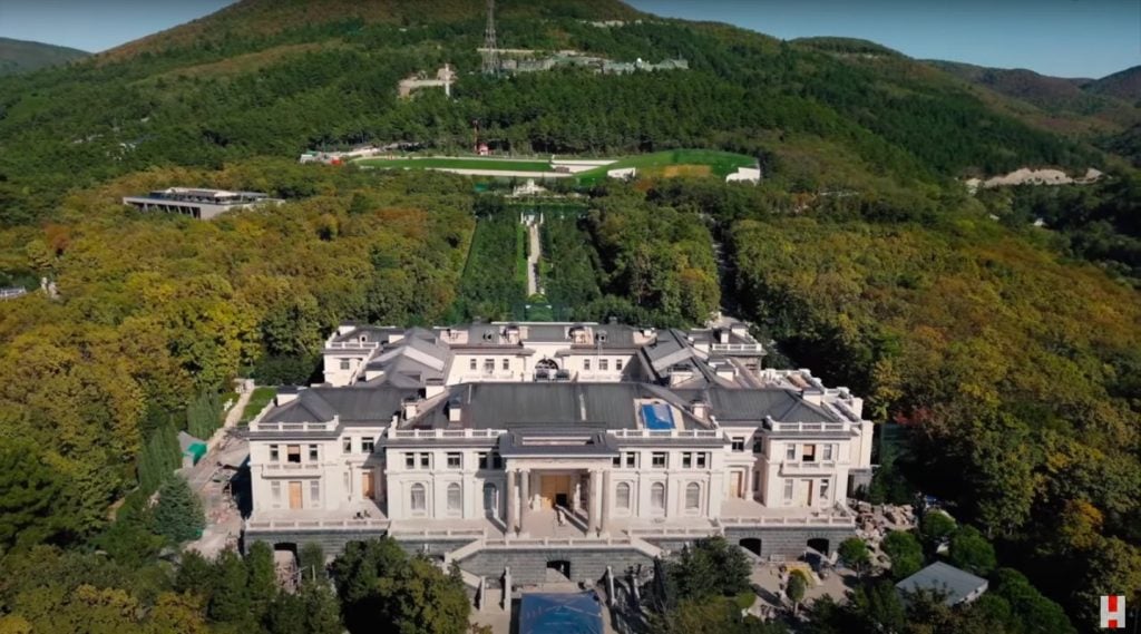 Drone footage of the Black Sea property, as seen in <em>Putin's Palace</em> on YouTube.