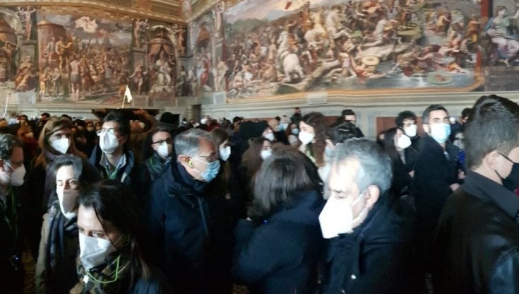 Packed crowds at the Vatican Museums. Photo by Vincenzo Spina.