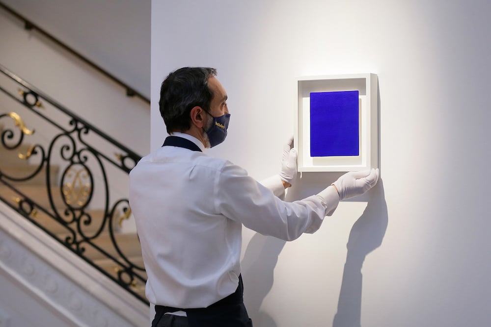 Installation view of Yves Klein, Monochrome bleu sans titre (1958).