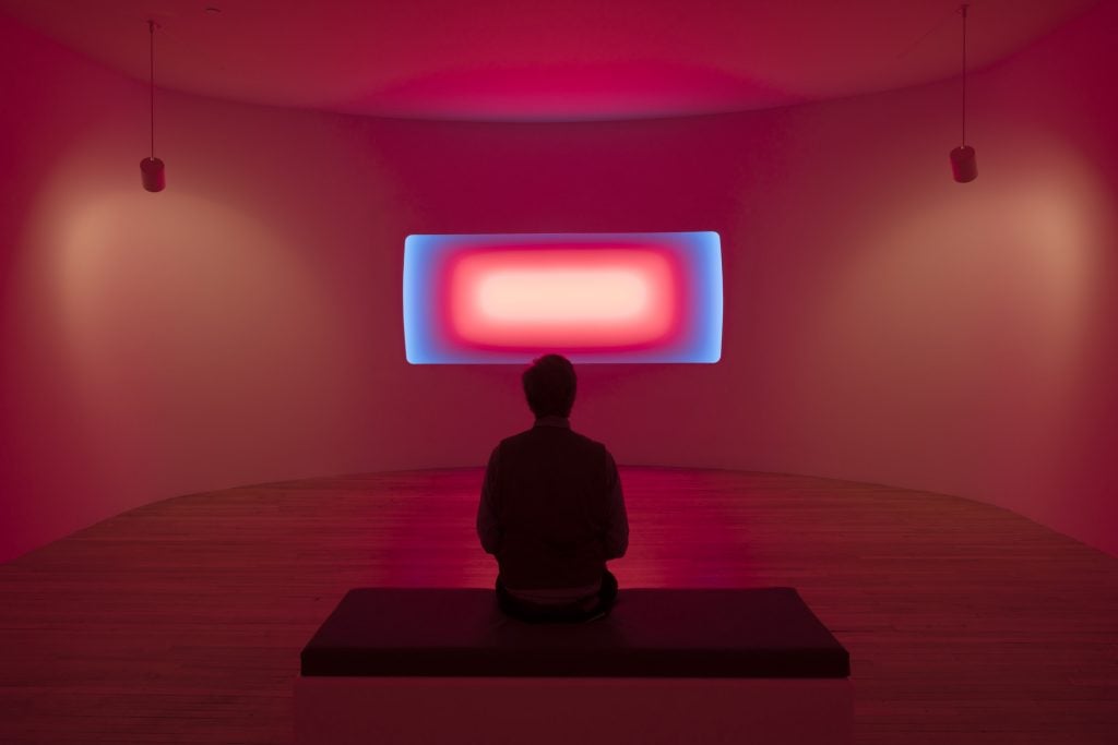 James Turrell, Dissolve (Curved Wide Glass), (2017). Collection of Hudson C. Lee. © James Turrell, Photo by Florian Holzherr. Courtesy of MASS MoCA.