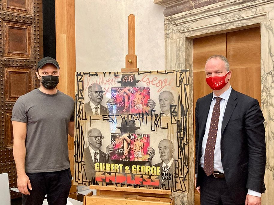 British street artist Endless presents his donation to Uffizi director Eike Schmidt. Photo courtesy of Uffizi Galleries