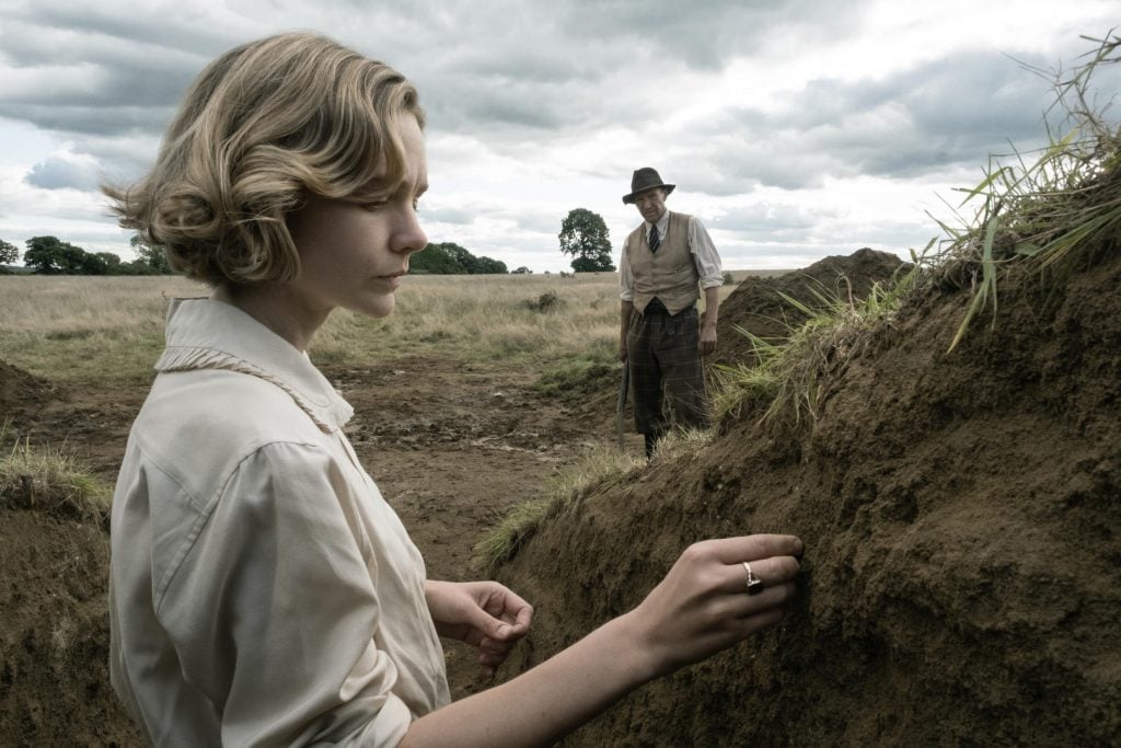 Carey Mulligan as Edith Pretty and Ralph Fiennes as Basil Brown in The Dig. (Image courtesy Netflix.)