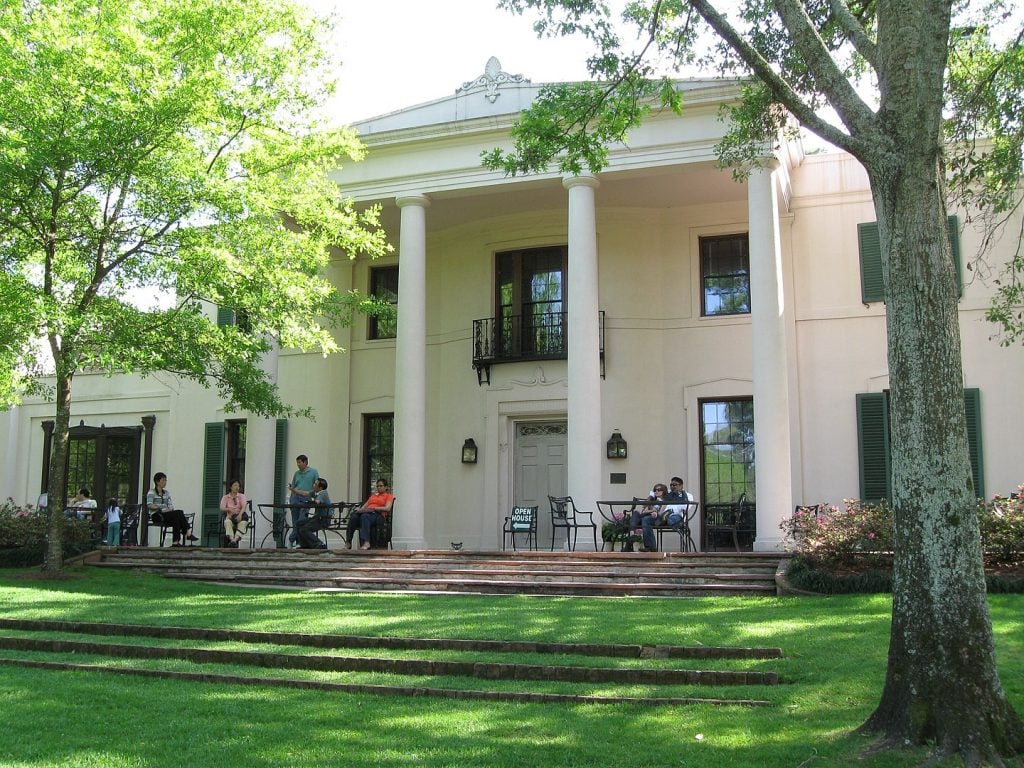 The Bayou Bend estate in Houston, Texas, which was targeted unsuccessfully by thieves. Photo by Postoak, public domain.