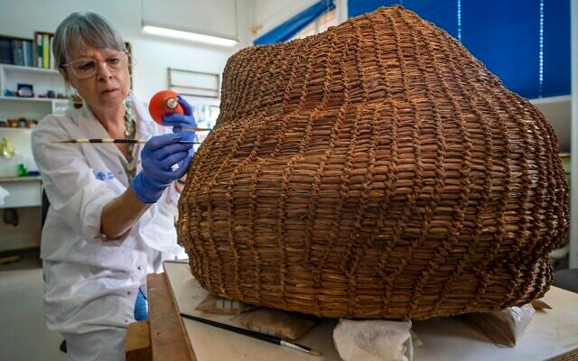 Conservation work on the basket in the Israel Antiquities Authority’s laboratories. Photo by Yaniv Berman, courtesy of the Israel Antiquities Authority.