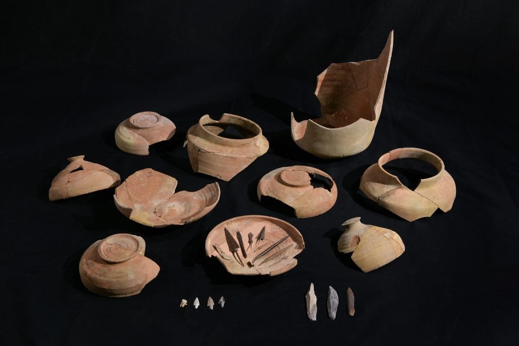 Finds from the caves: fragments of Qumran jars and arrowheads from the prehistoric and Roman periods. Photo by Dafna Gazit, courtesy of the Israel Antiquities Authority.