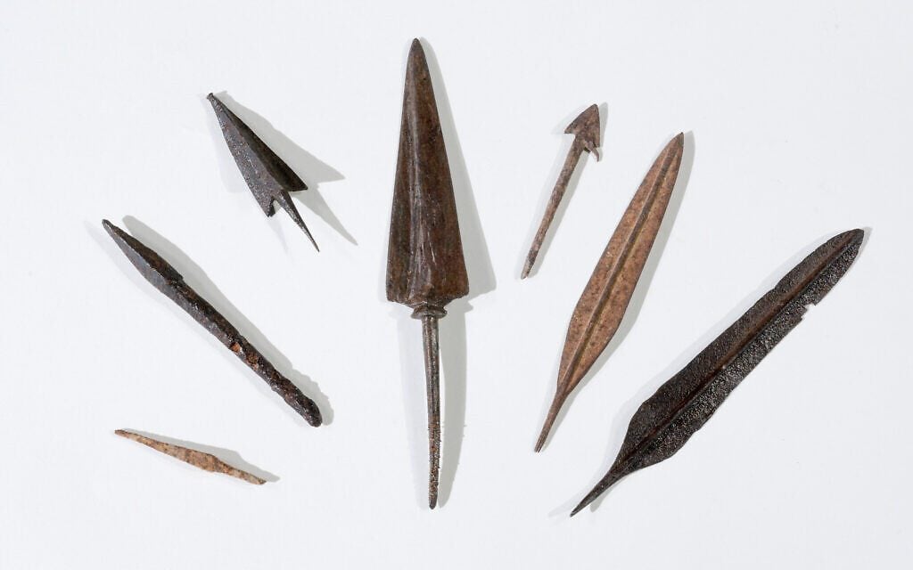 Arrowheads from the Roman period discovered in the Judaen Desert operation. Photo by Dafna Gazit, courtesy of the Israel Antiquities Authority.