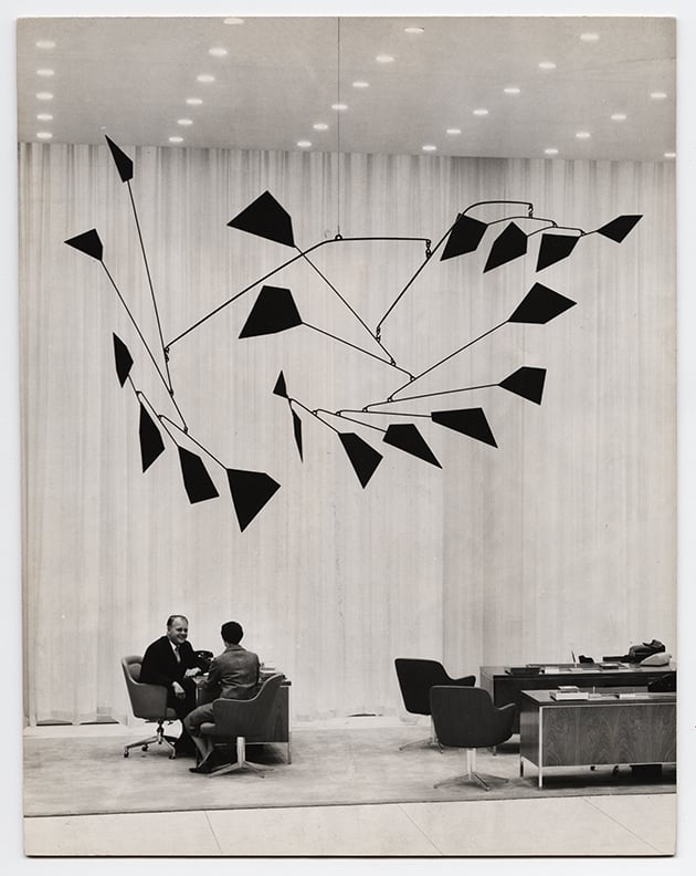 <i>Untitled</i> (1959), Chase Manhattan Bank, New York, c. 1959. Photograph: Lee Boltin. © 2021 Calder Foundation, New York / Artists Rights Society (ARS), New York.