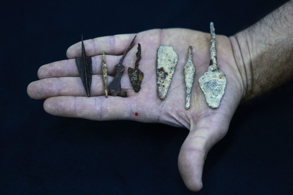 An archaeologist at the Israel Antiquities Authority shows arrowheads from the Bar Kochba Jewish revolt period, excavated from an area in the Judean Desert, displayed at the IAA's Dead Sea conservation laboratory in Jerusalem. Photo by Menahem Kahana/AFP via Getty Images.