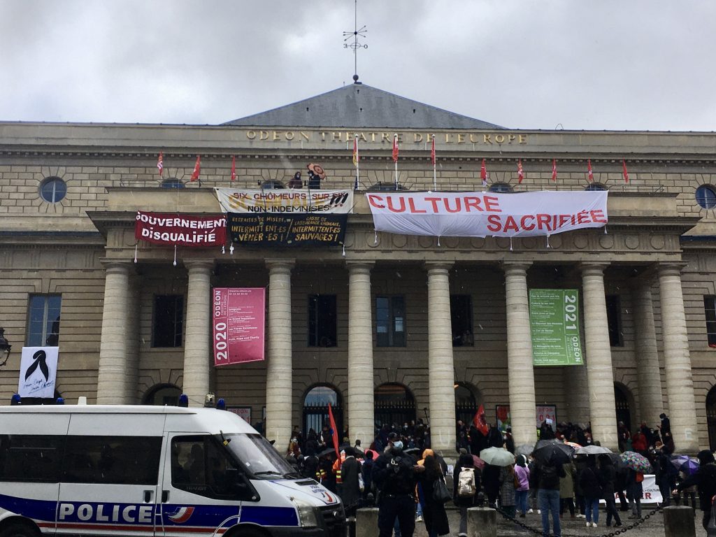 Protesters in front of the Théâtre de l'Odéon. Photo by Marion Bellal.