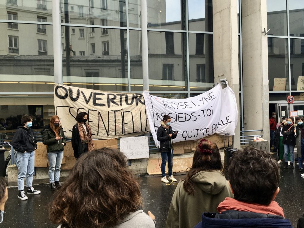 Protesters in front of the Théâtre de la Colline. Photo by Marion Bellal.