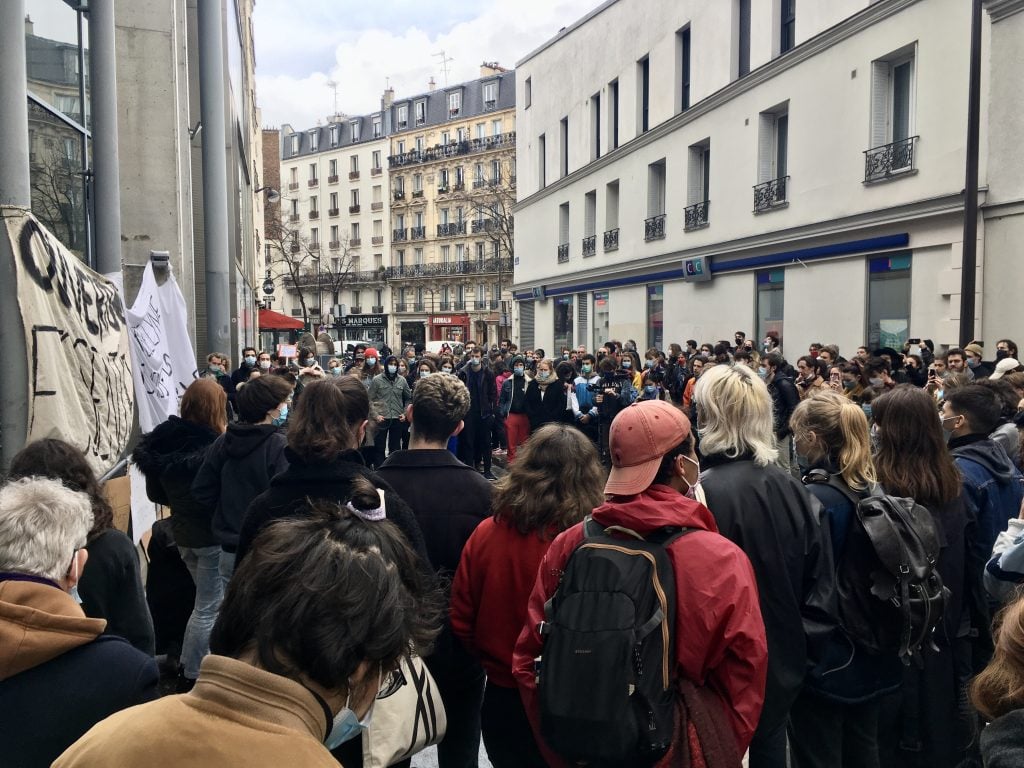 Protesters in front of the Théâtre de la Colline. Photo by Marion Bellal.
