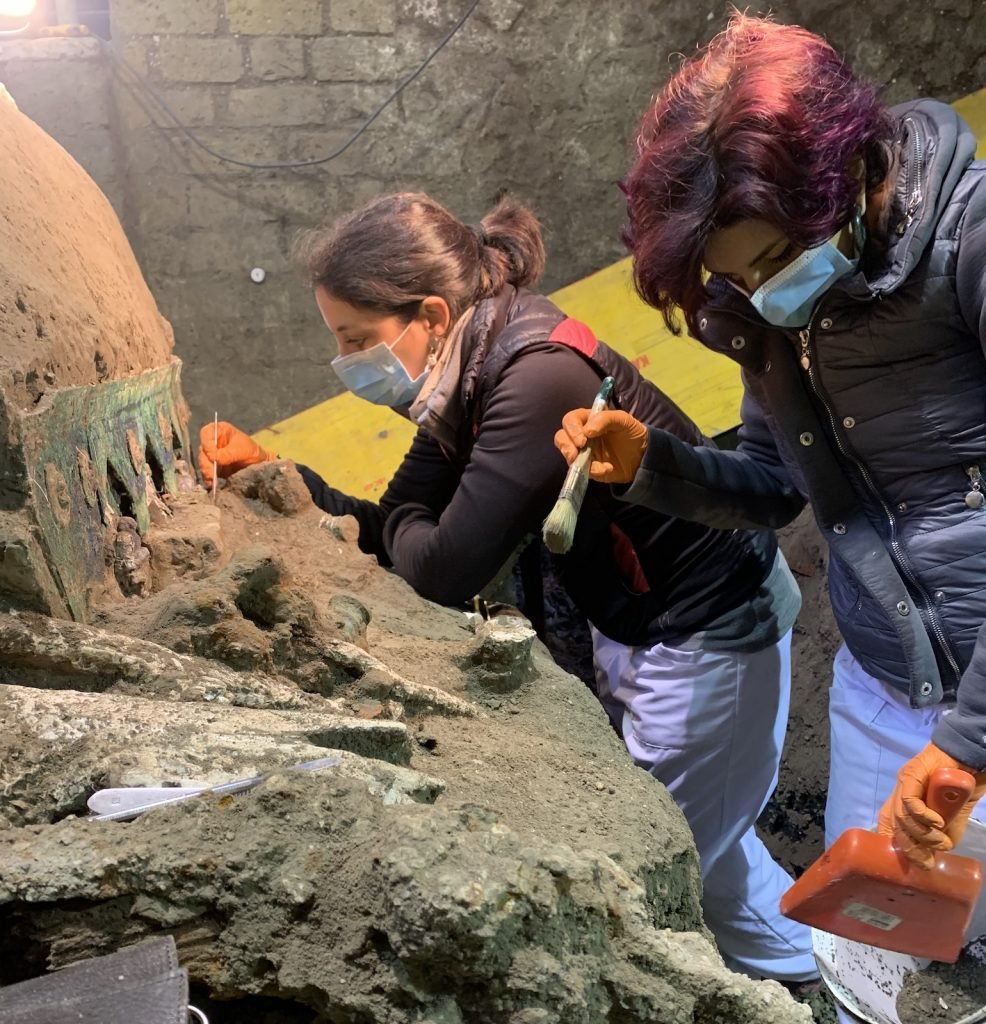 Experts at the Archaeological Park of Pompeii working on the chariot unearthed at the Civita Giuliana. Photo Luigi Spina, courtesy Archaeological Park of Pompeii.