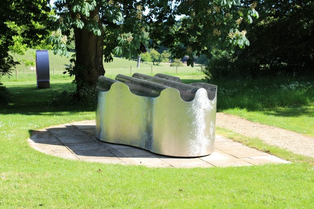Richard Deacon, Groundswell (2020). Courtesy of the artist and New Art Centre, Wiltshire.
