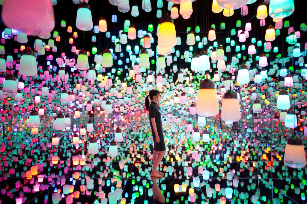 teamLab, <i>Forest of Resonating Lamps-One Stroke, Metropolis</i> (2018). Installation at Mori Building Digital Art Museum, teamLab “Borderless.” Courtesy of teamLab and Pace Gallery.
